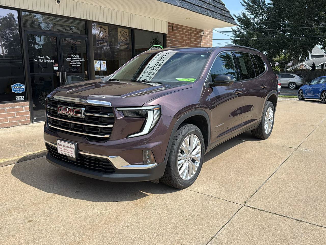 Used 2024 GMC Acadia Elevation AWD/4WD image 2