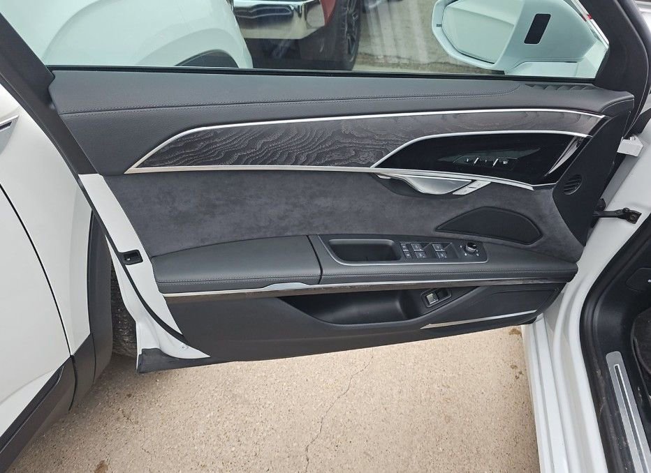 Used 2025 Audi A8 L 3.0T image 3