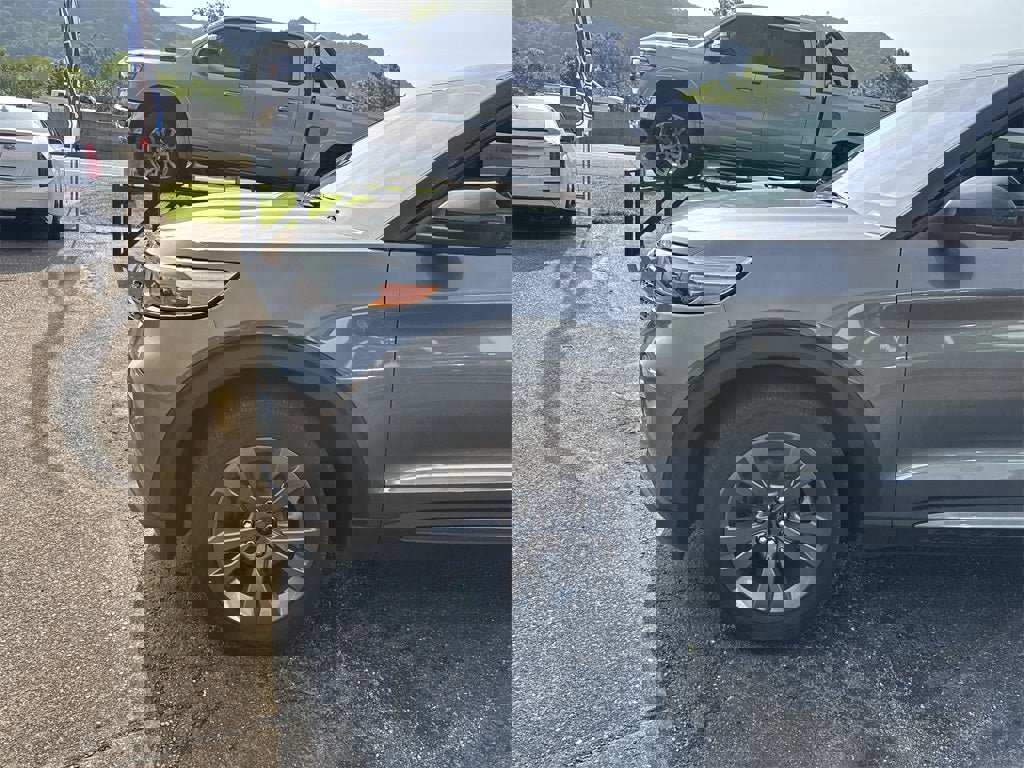 Used 2022 Ford Explorer XLT w/ Equipment Group 202A image 9