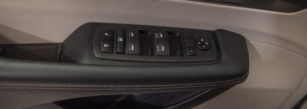 Used 2024 Chrysler Pacifica Select image 17