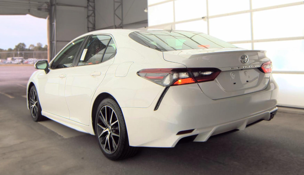 Used 2022 Toyota Camry SE FWD image 7