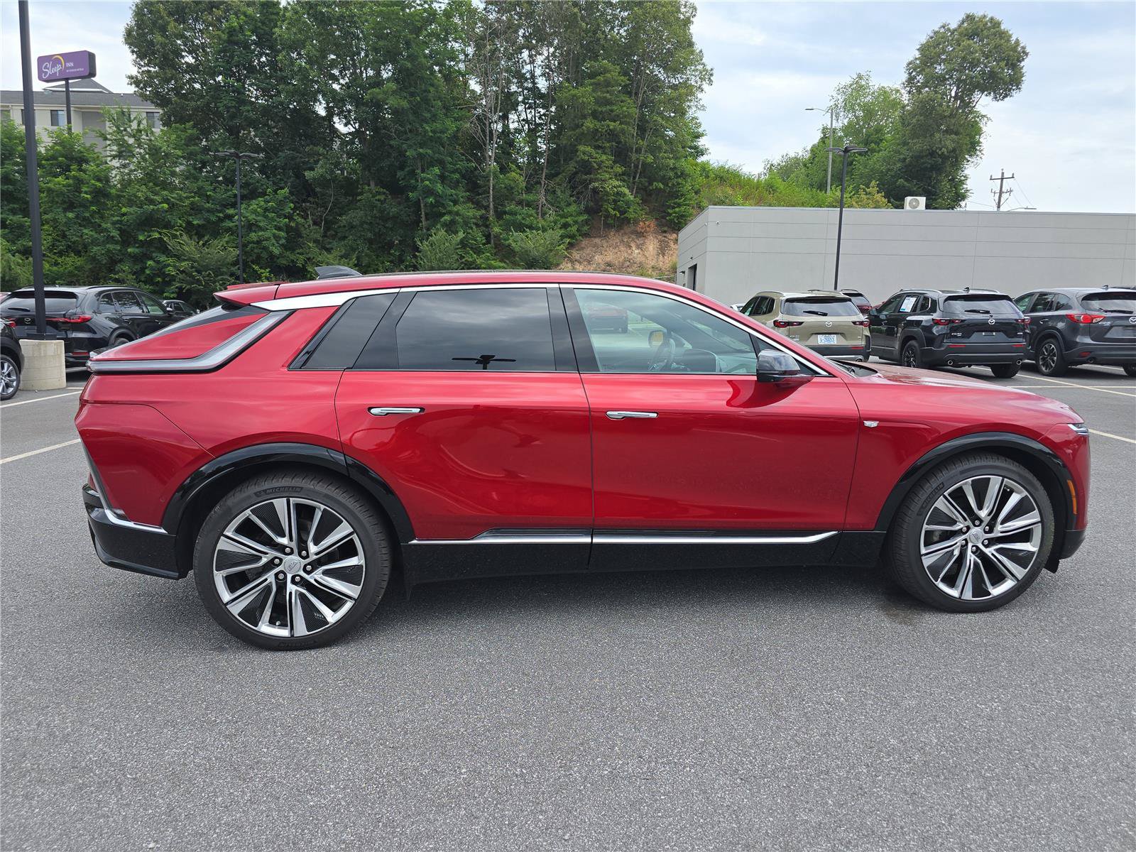 Used 2025 Cadillac Lyriq Luxury w/ LPO, Floor Liner Package AWD/4WD image 2