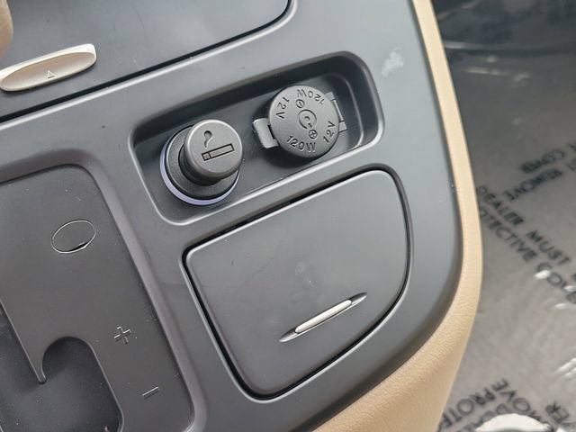 Used 2012 Kia Sedona LX FWD image 25