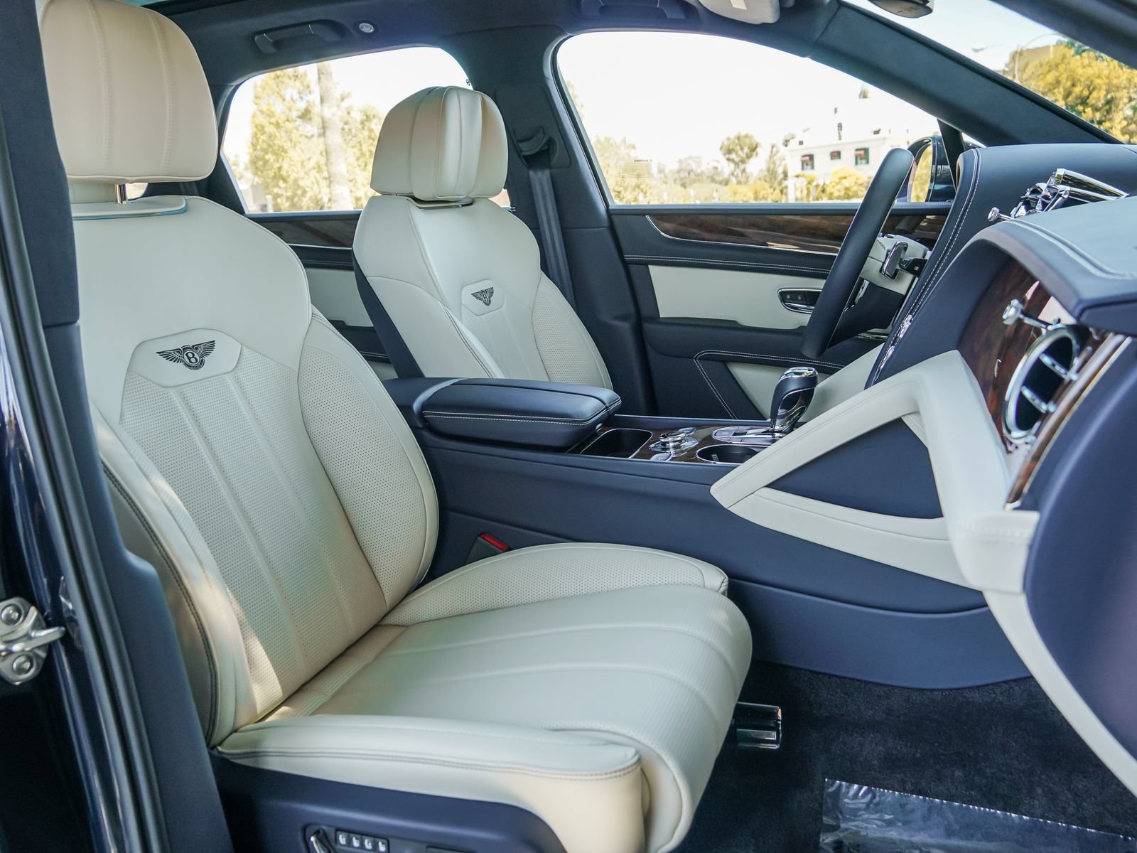 Used 2024 Bentley Bentayga AWD/4WD image 23