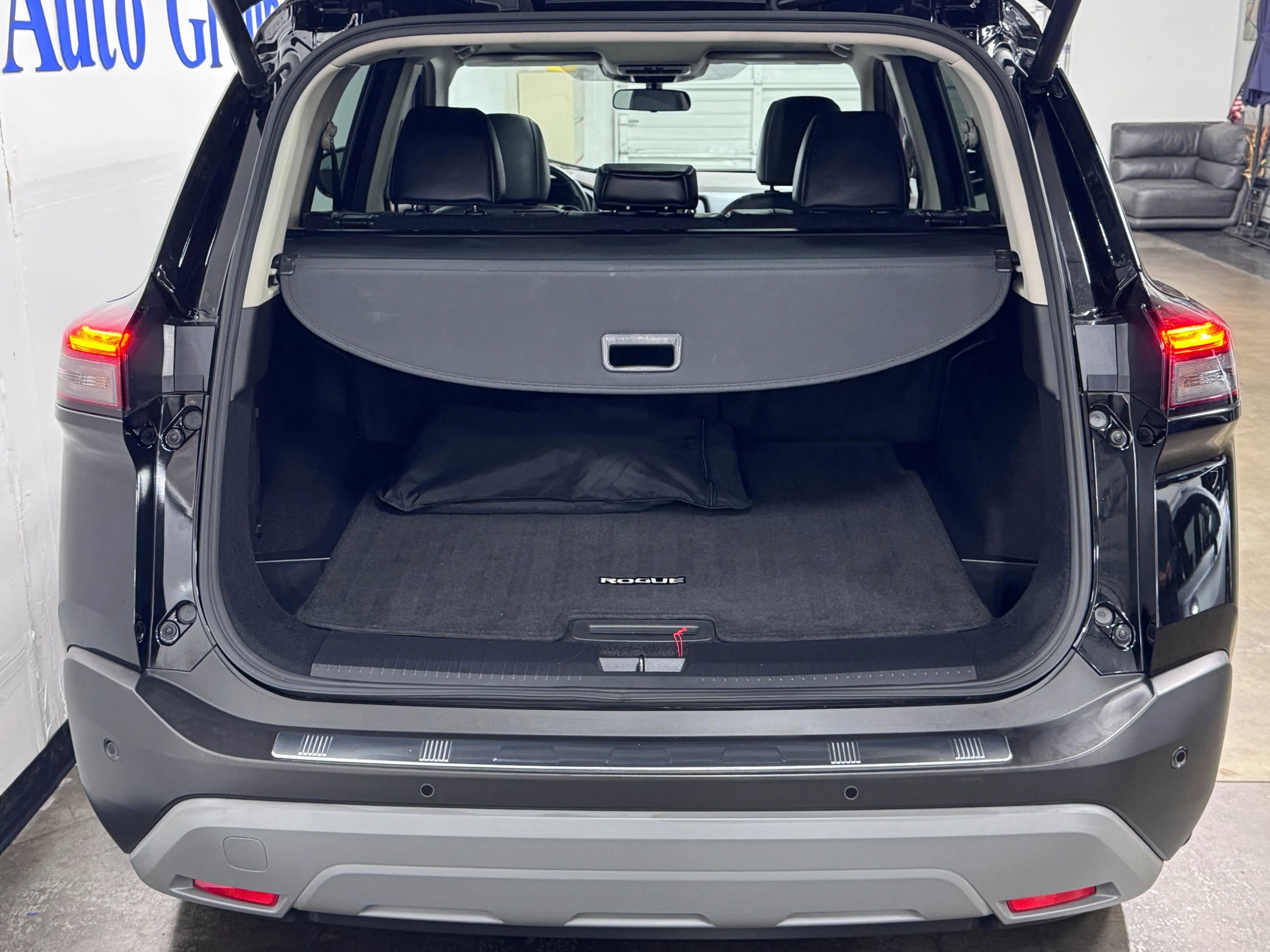 Used 2022 Nissan Rogue SV w/ SV Premium Package image 8