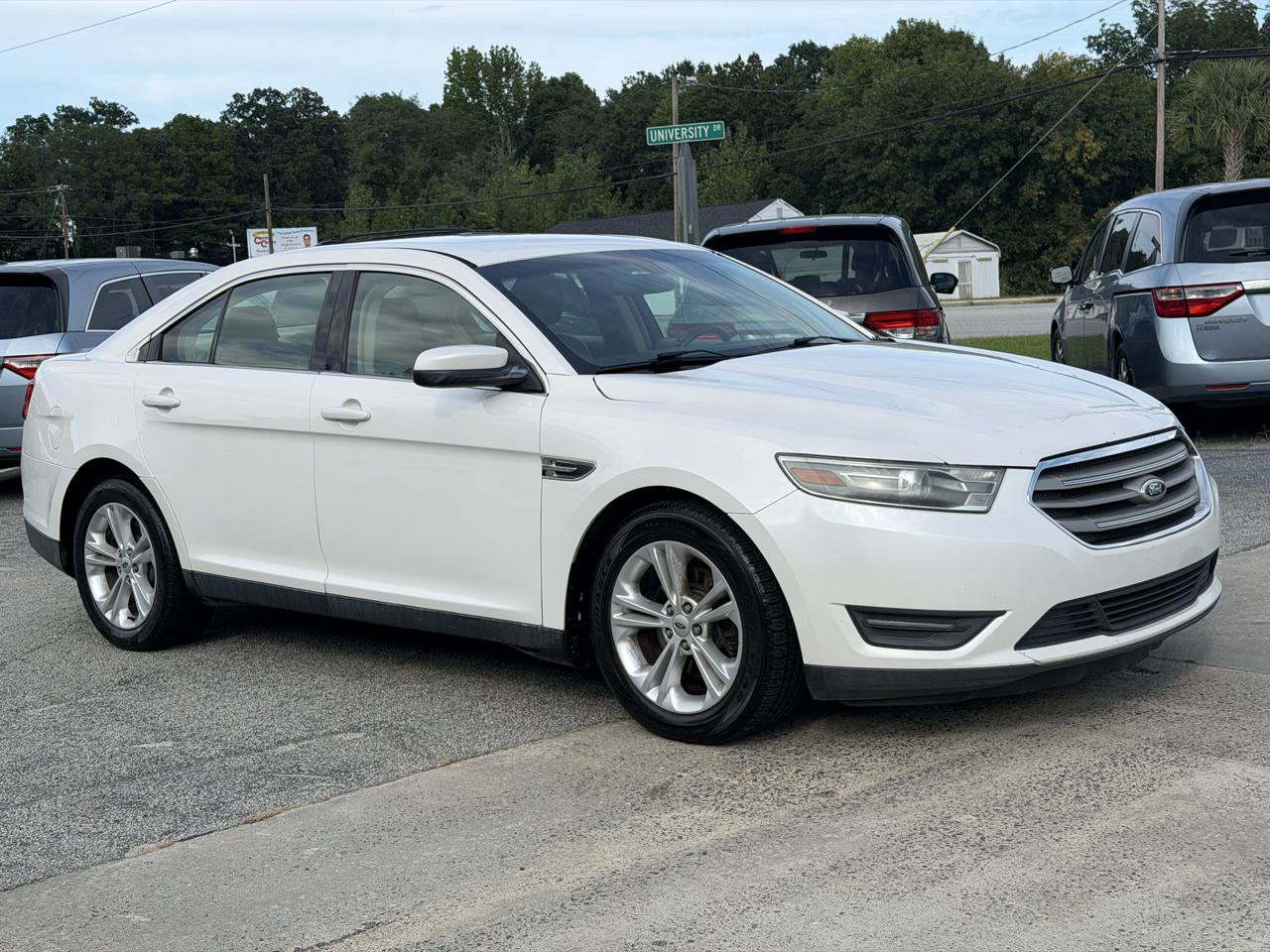 Used 2013 Ford Taurus SEL FWD image 4