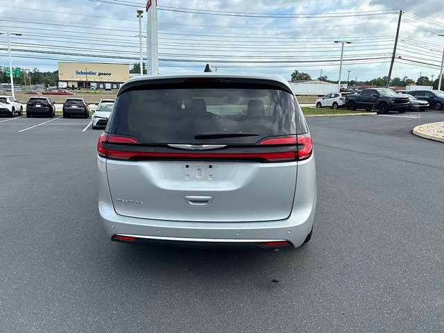 Used 2024 Chrysler Pacifica Touring-L FWD image 10