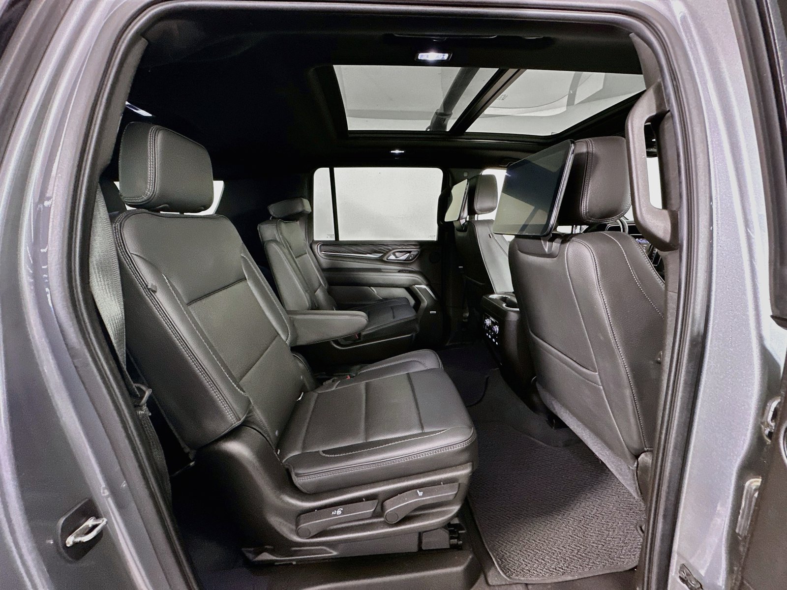 Used 2021 GMC Yukon XL Denali w/ Denali Ultimate Package AWD/4WD image 31