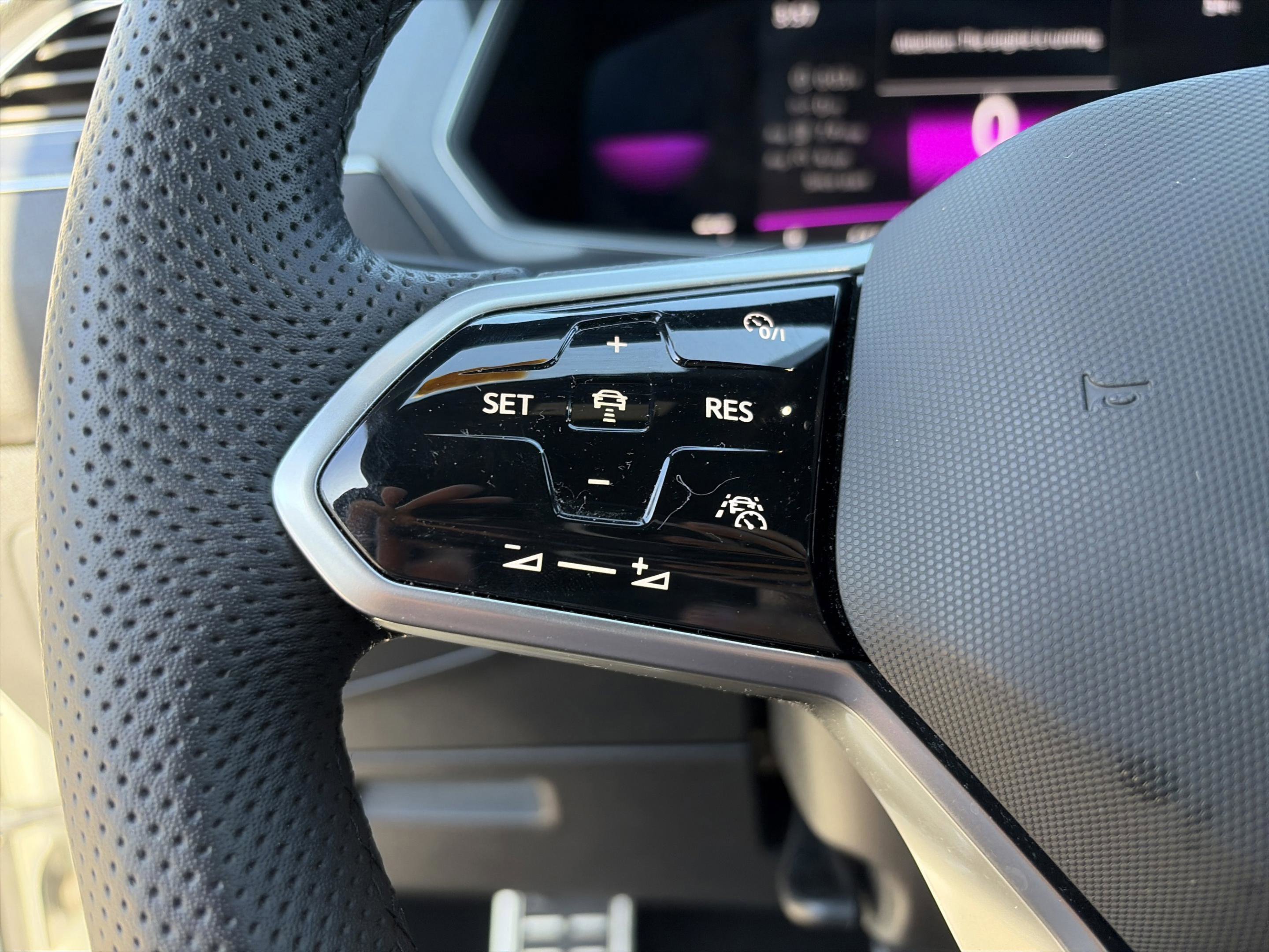 Used 2022 Volkswagen Tiguan SE R-Line image 13