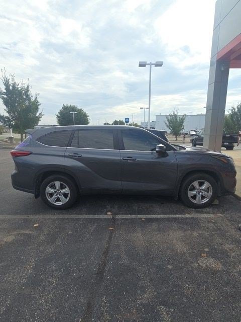 Used 2023 Toyota Highlander LE FWD image 2