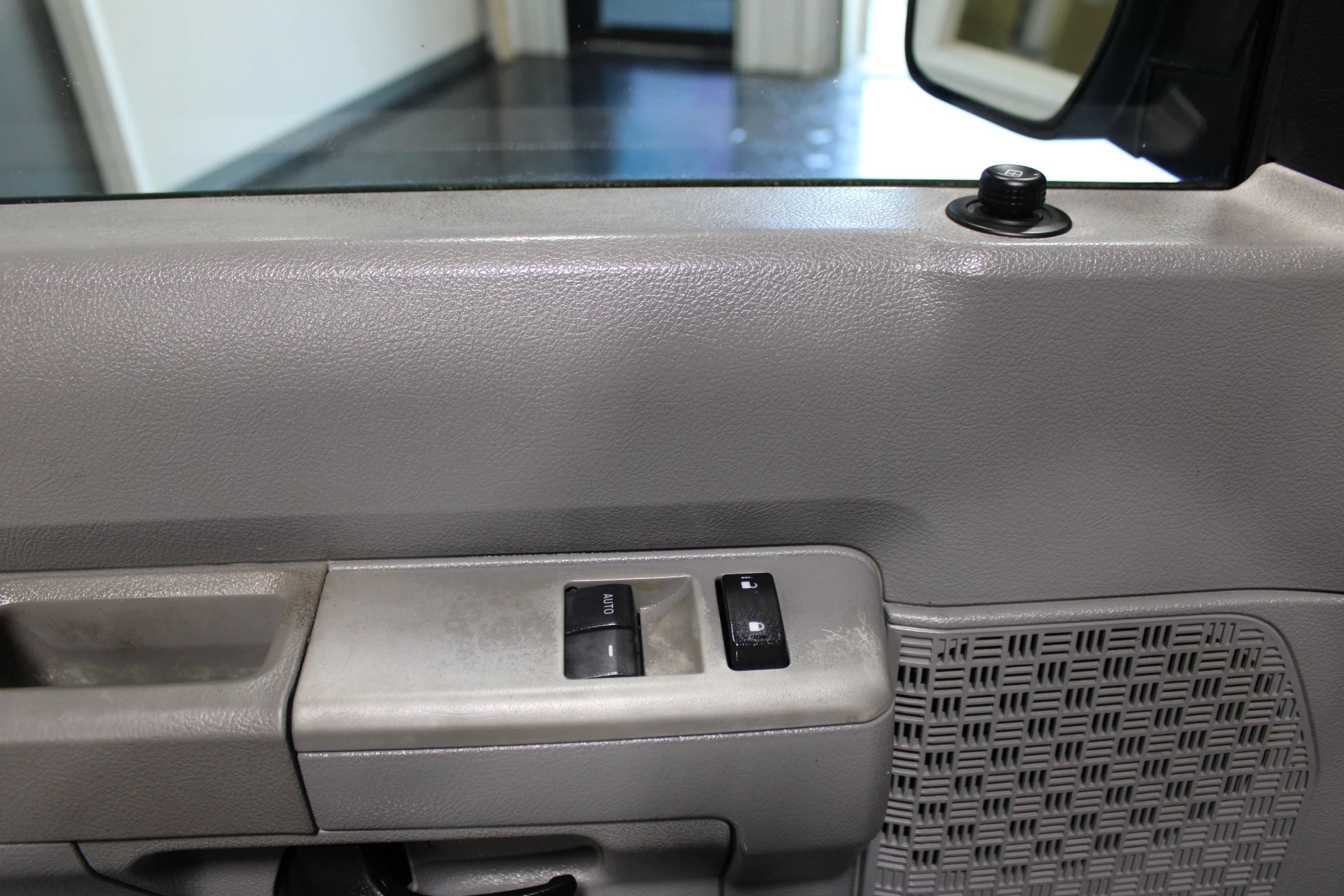 Used 2009 Ford E-350 and Econoline 350 Super Duty RWD image 9