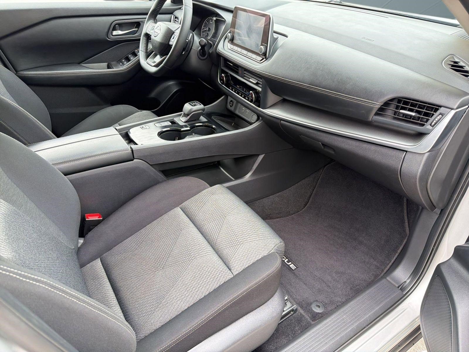 Used 2025 Nissan Rogue SV FWD image 31