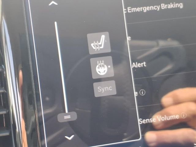 Used 2024 Chrysler Pacifica Touring-L image 8