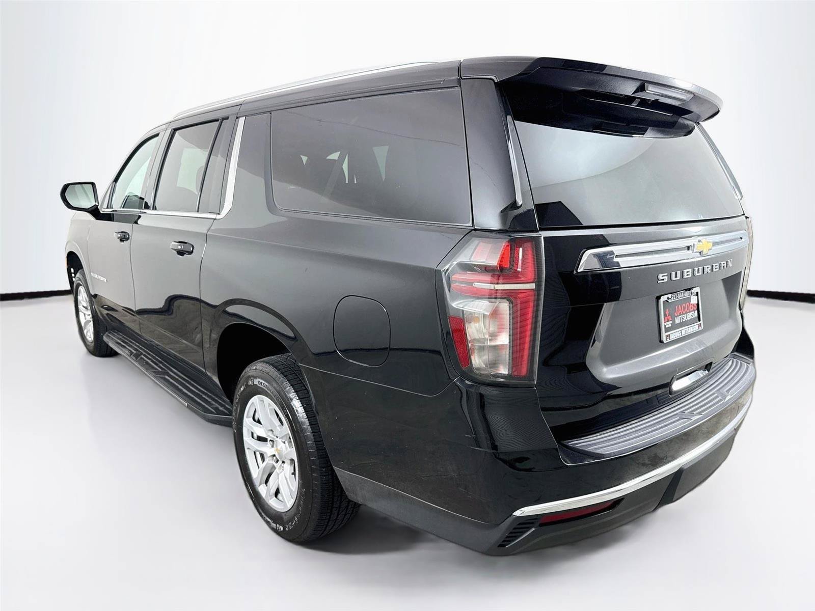 Used 2024 Chevrolet Suburban LS RWD image 3