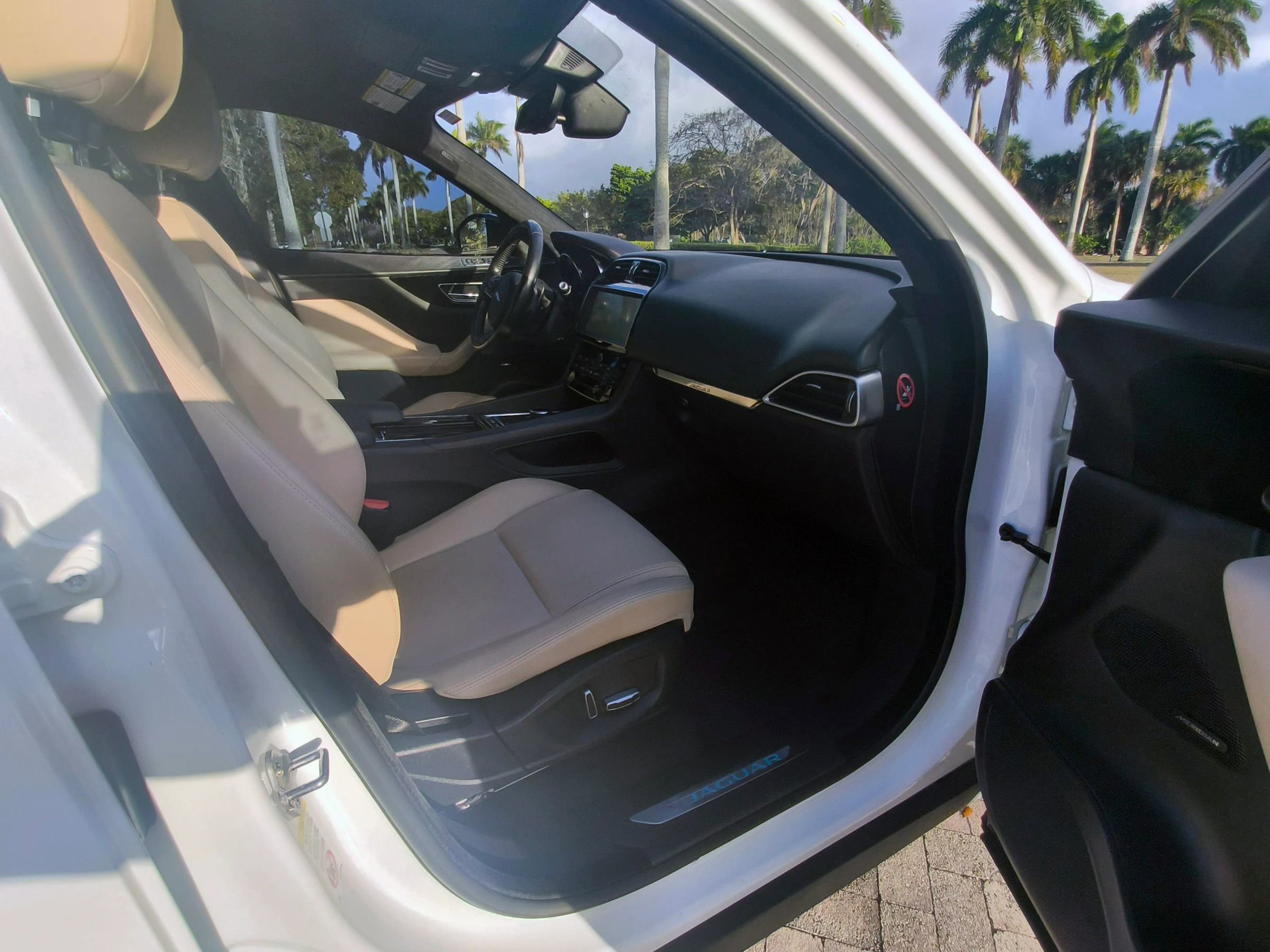 Used 2019 Jaguar F-PACE Premium image 33