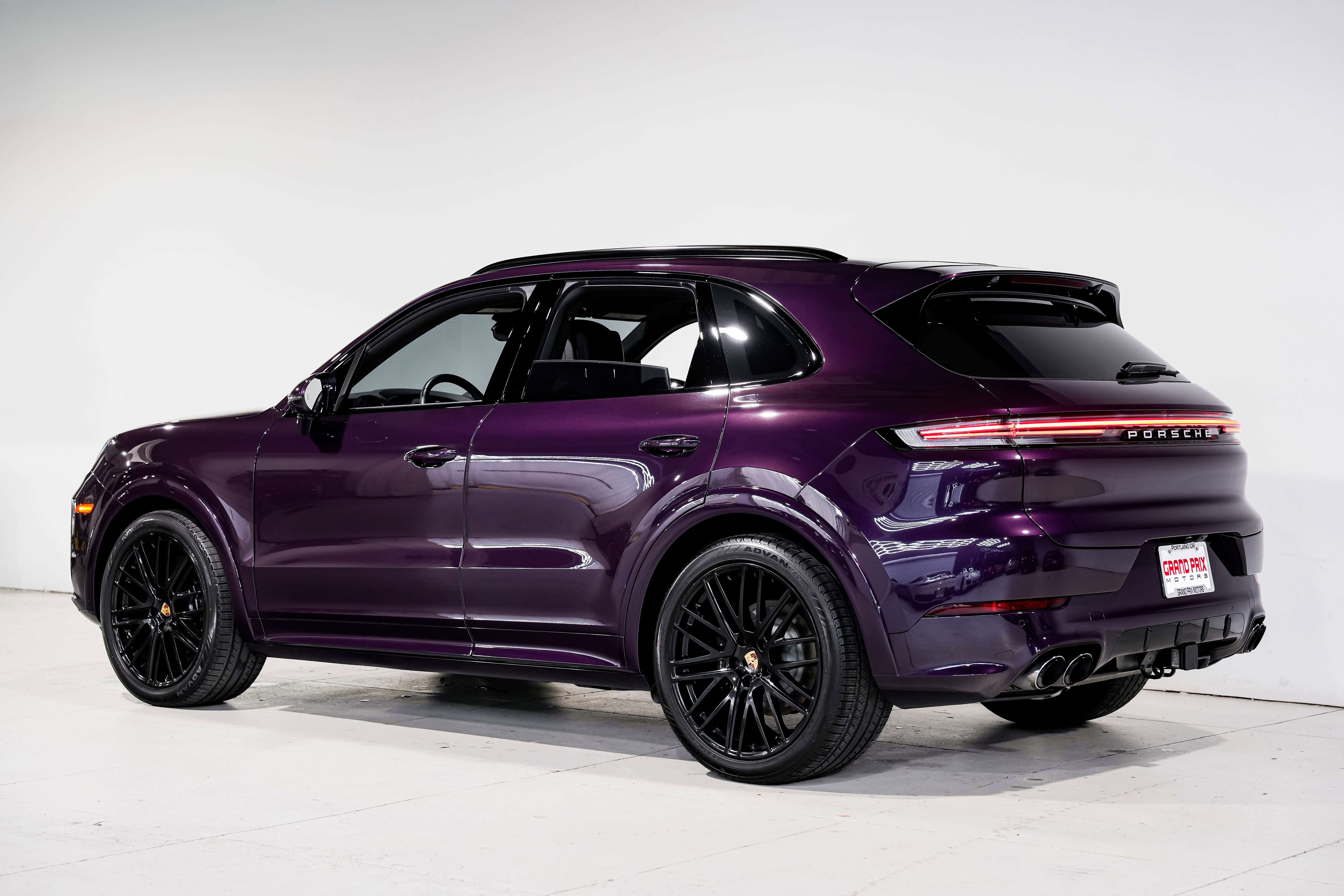 Used 2024 Porsche Cayenne S image 9