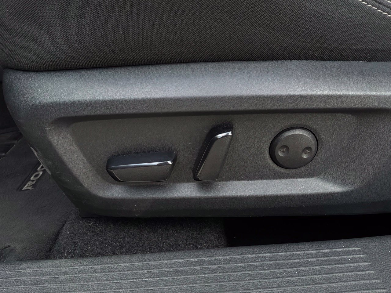 Used 2025 Nissan Rogue SV FWD image 11