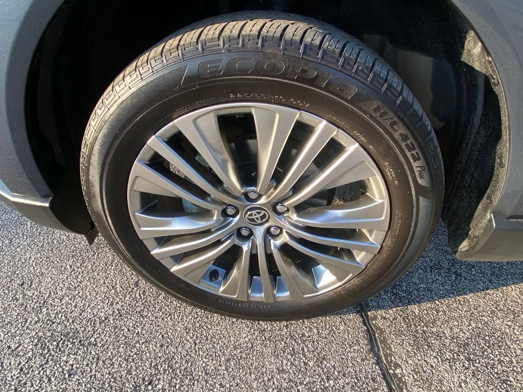 Used 2024 Toyota Venza XLE AWD/4WD image 41