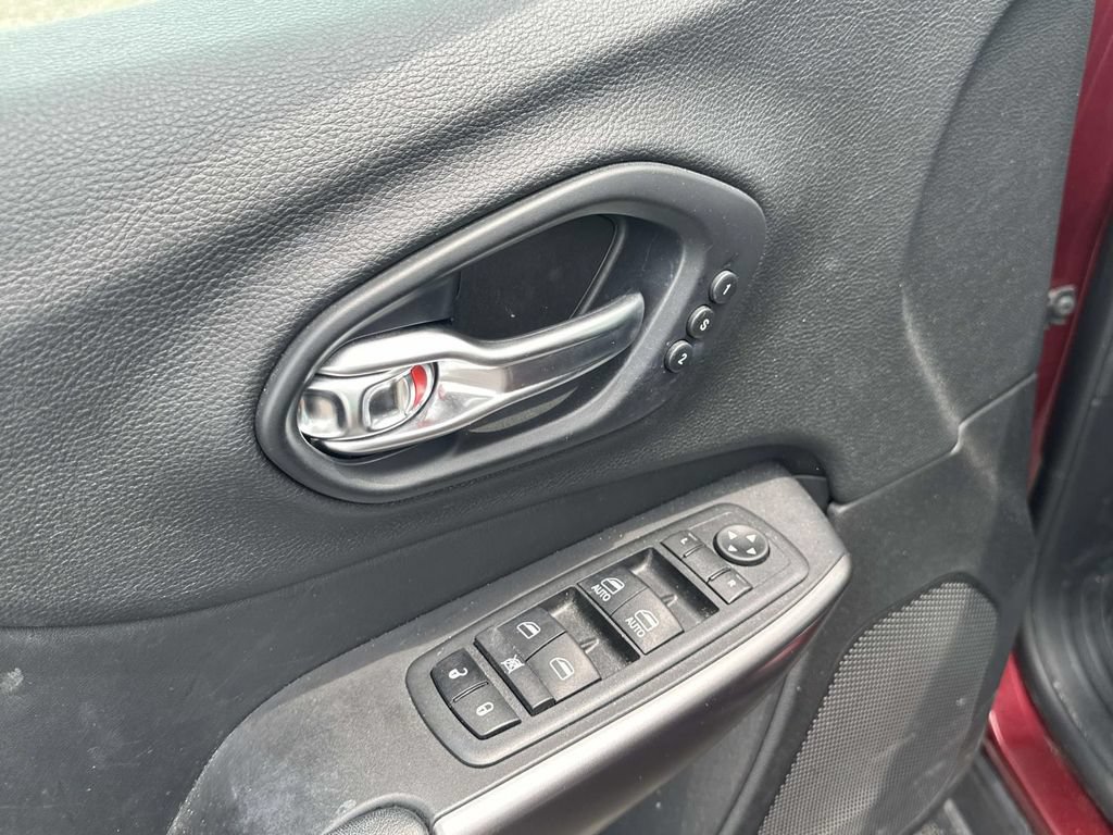 Used 2019 Jeep Cherokee Overland w/ Technology Group AWD/4WD image 17