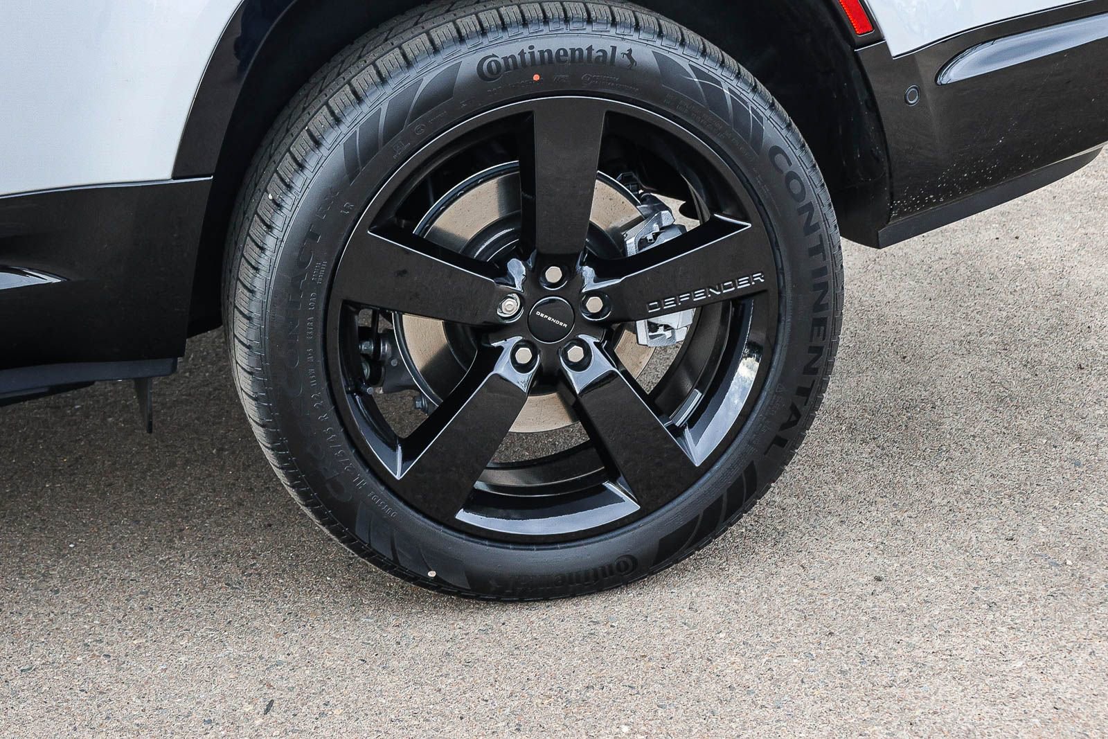 New 2026 Land Rover Defender 130 X-Dynamic SE image 10