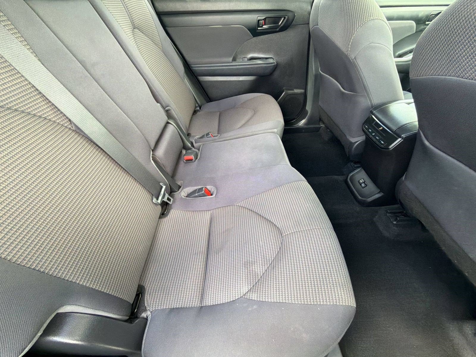 Used 2022 Toyota Highlander LE FWD image 33