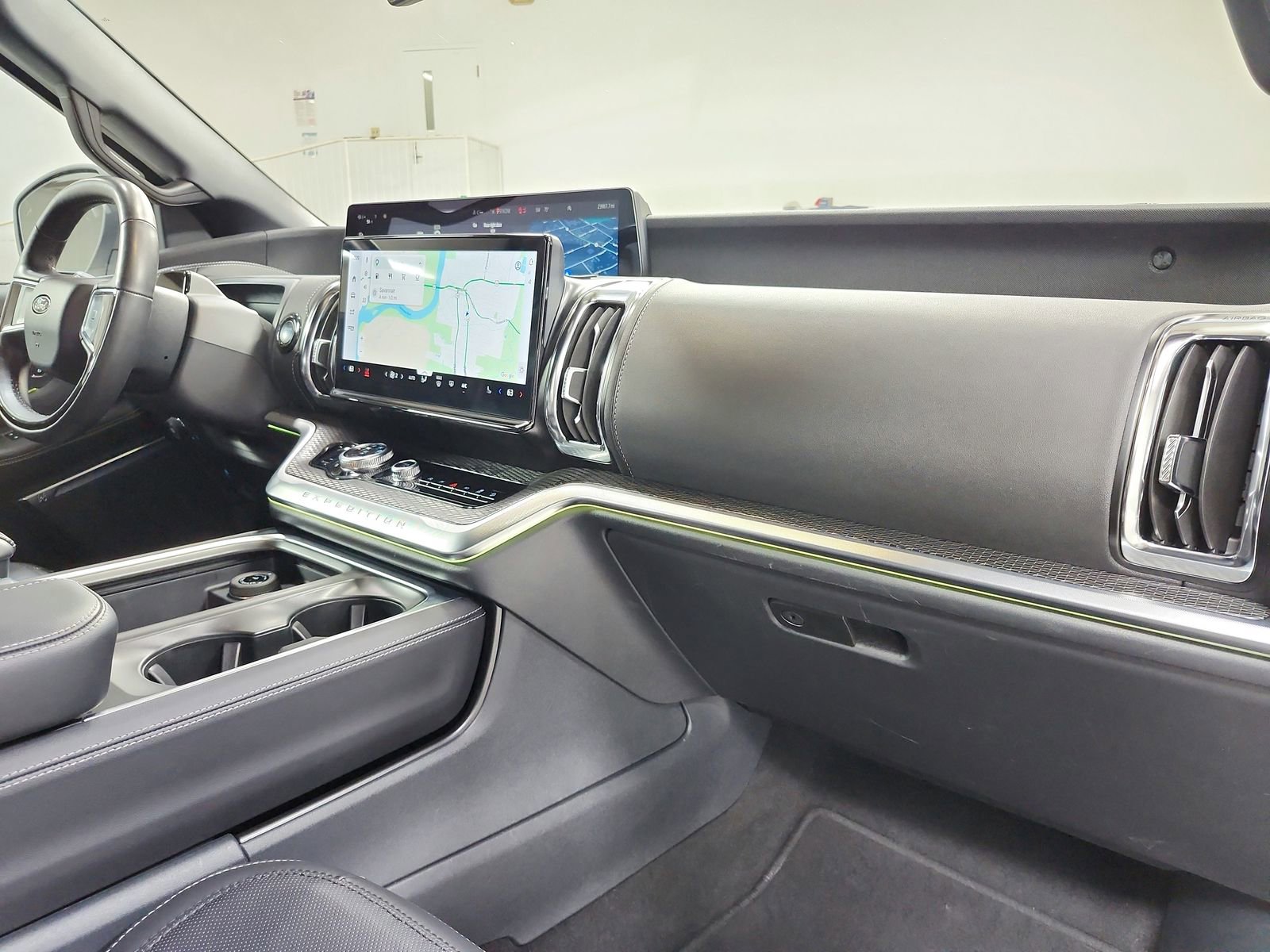 Used 2025 Ford Expedition Platinum w/ Stealth Appearance Package image 39