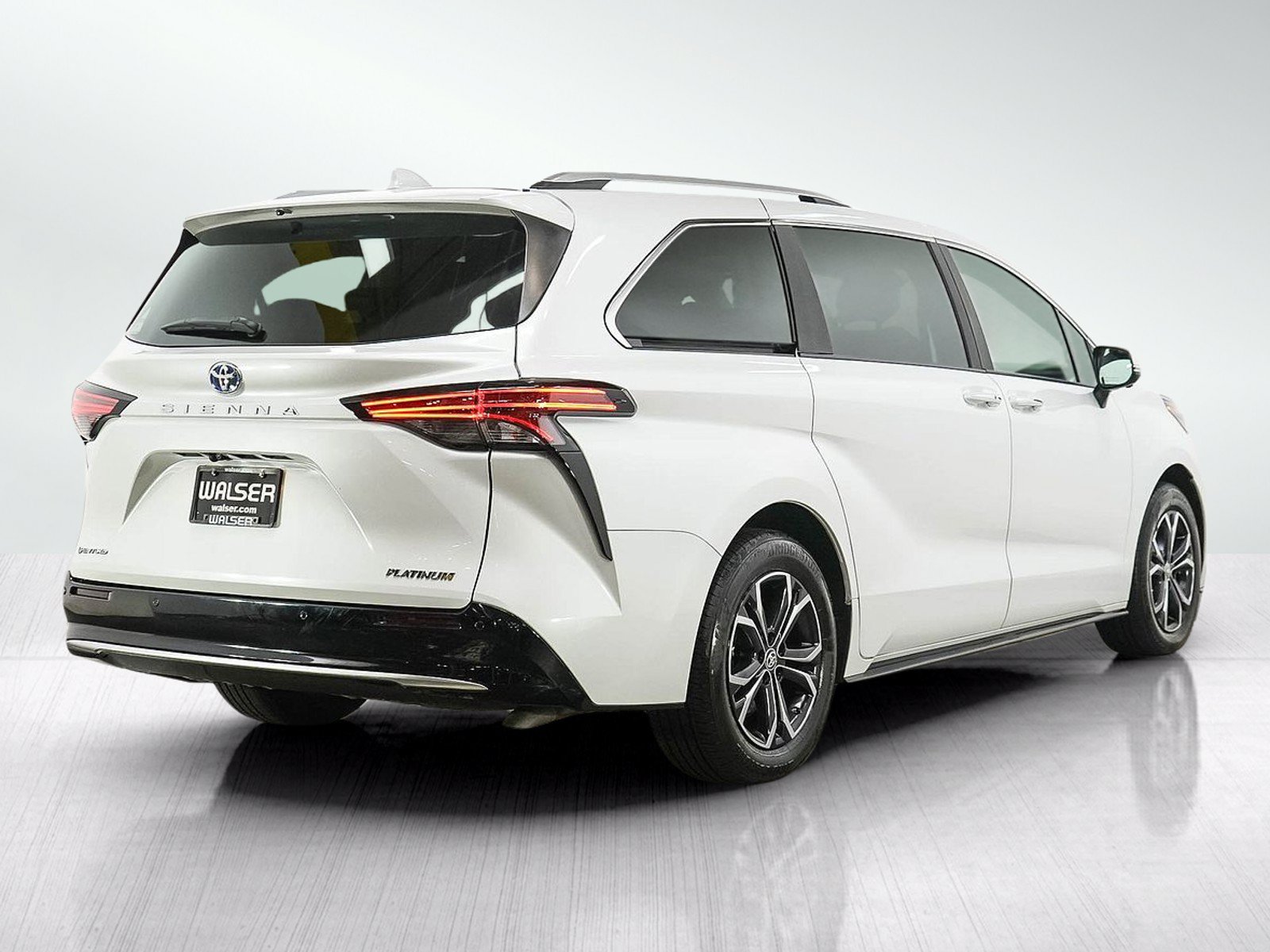 Used 2025 Toyota Sienna Platinum AWD/4WD image 5