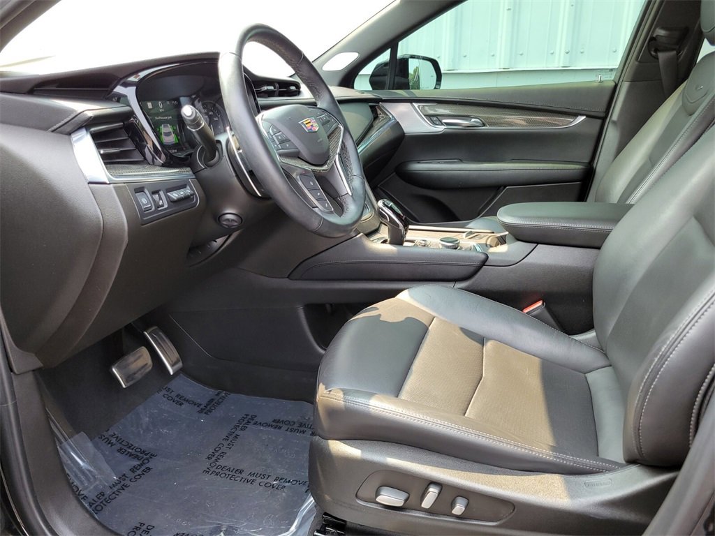 Certified 2022 Cadillac XT5 Sportv w/ LPO, ONYX Package image 17