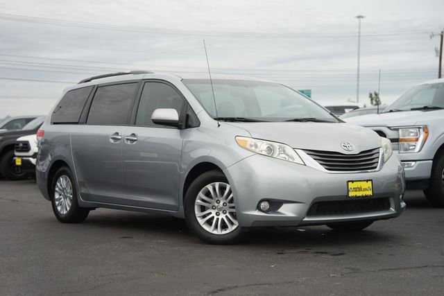 Used 2013 Toyota Sienna XLE w/ Entertainment Pkg FWD image 2