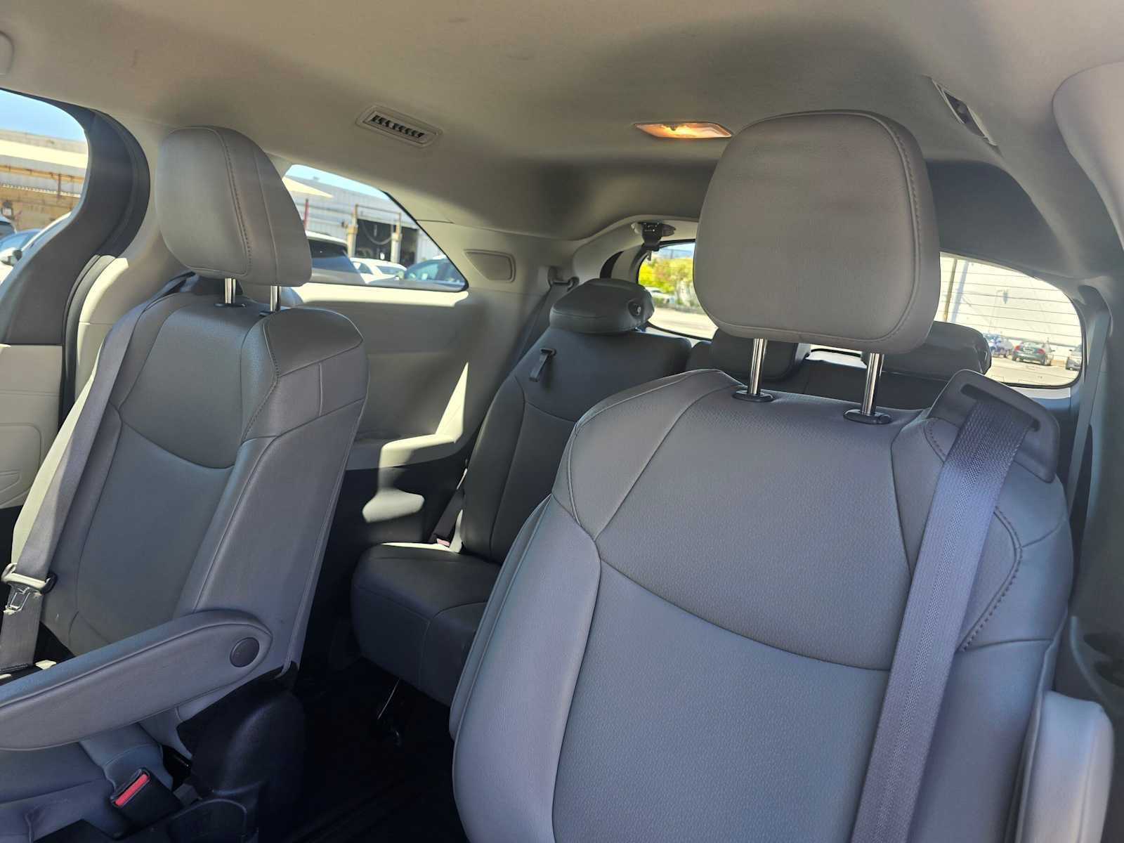 Used 2023 Toyota Sienna XLE w/ XLE Plus Package FWD image 18