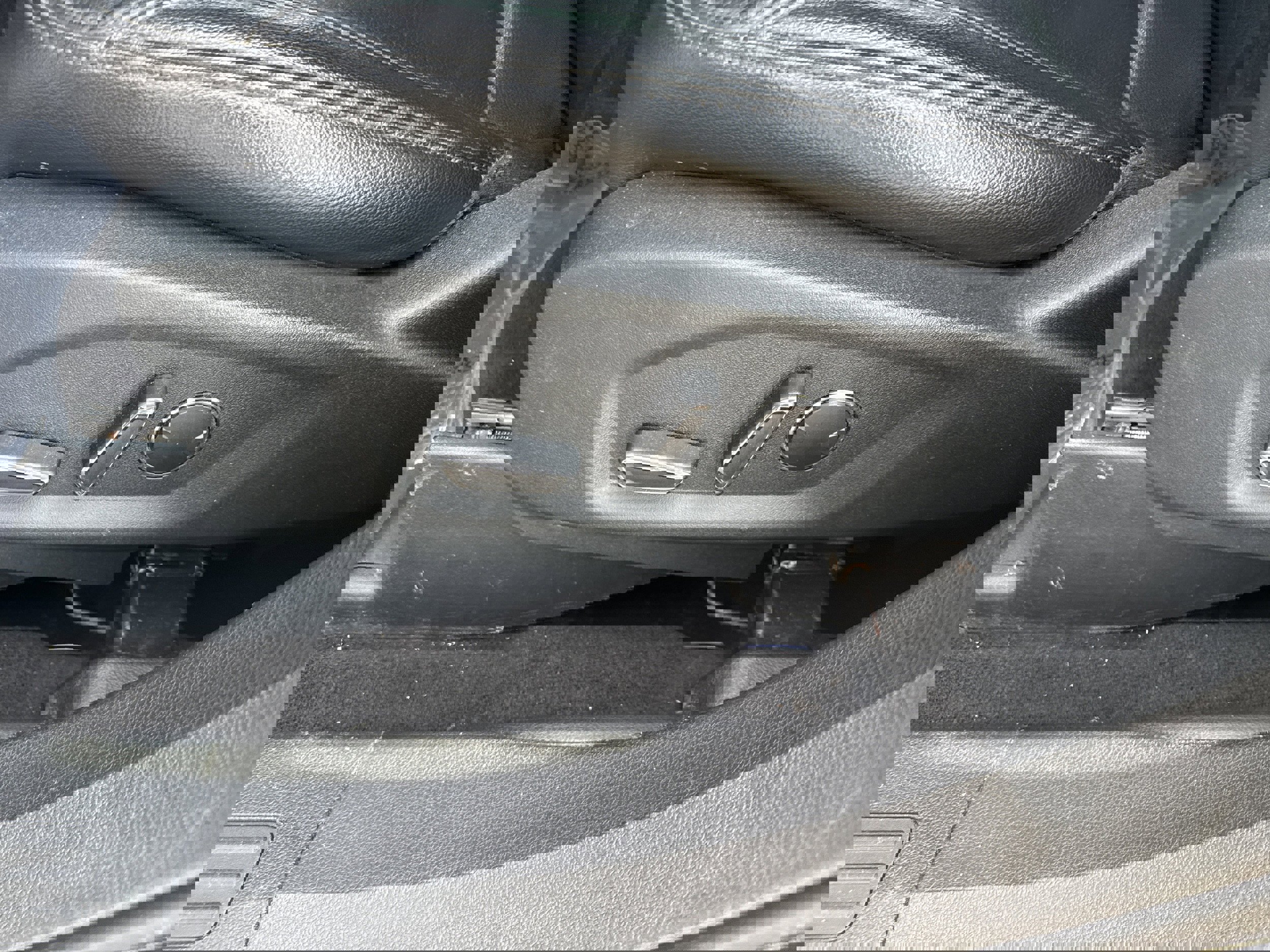 Used 2018 Ford Explorer XLT w/ Equipment Group 202A image 4