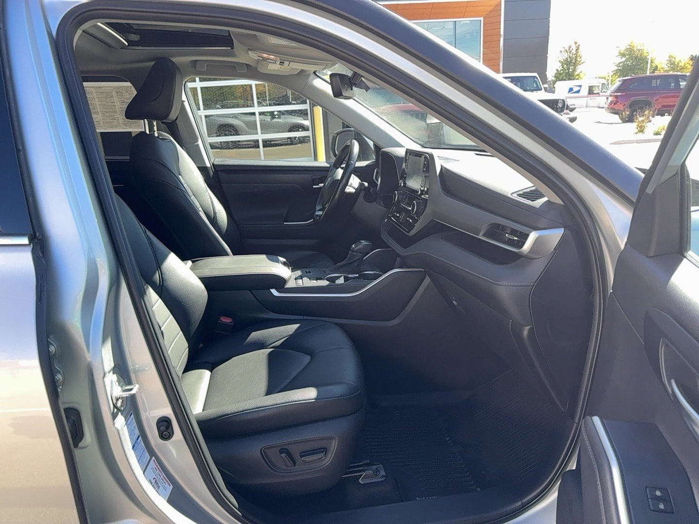 Used 2020 Toyota Highlander XLE AWD/4WD image 22