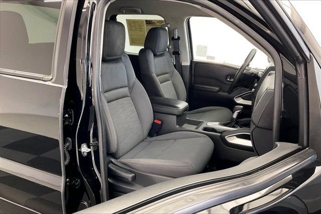 Used 2022 Nissan Frontier SV AWD/4WD image 6