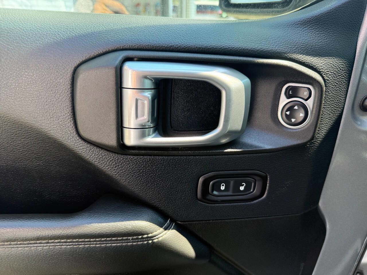 Used 2019 Jeep Wrangler Unlimited Sahara image 21