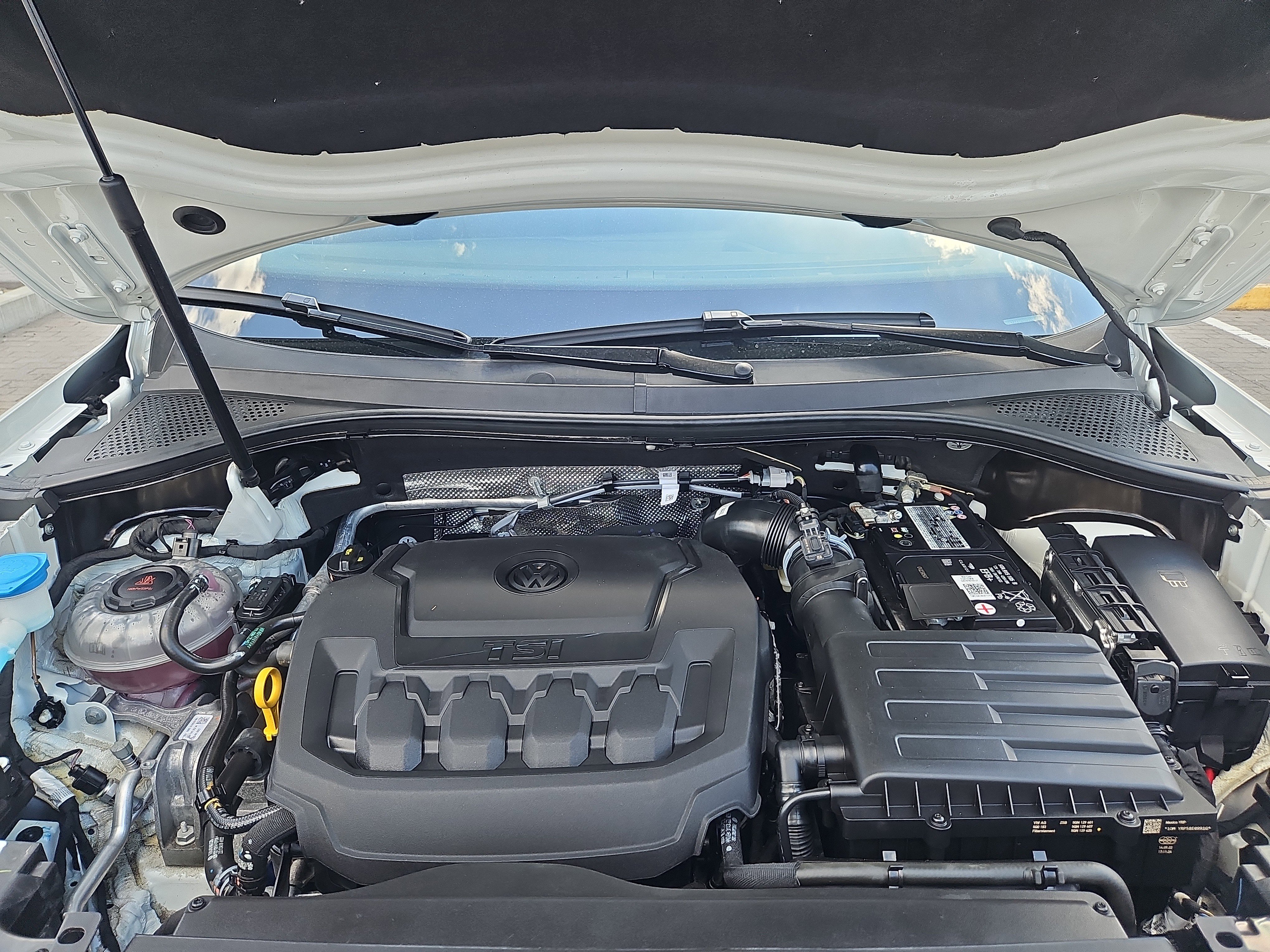 Used 2023 Volkswagen Tiguan SE R-Line image 31