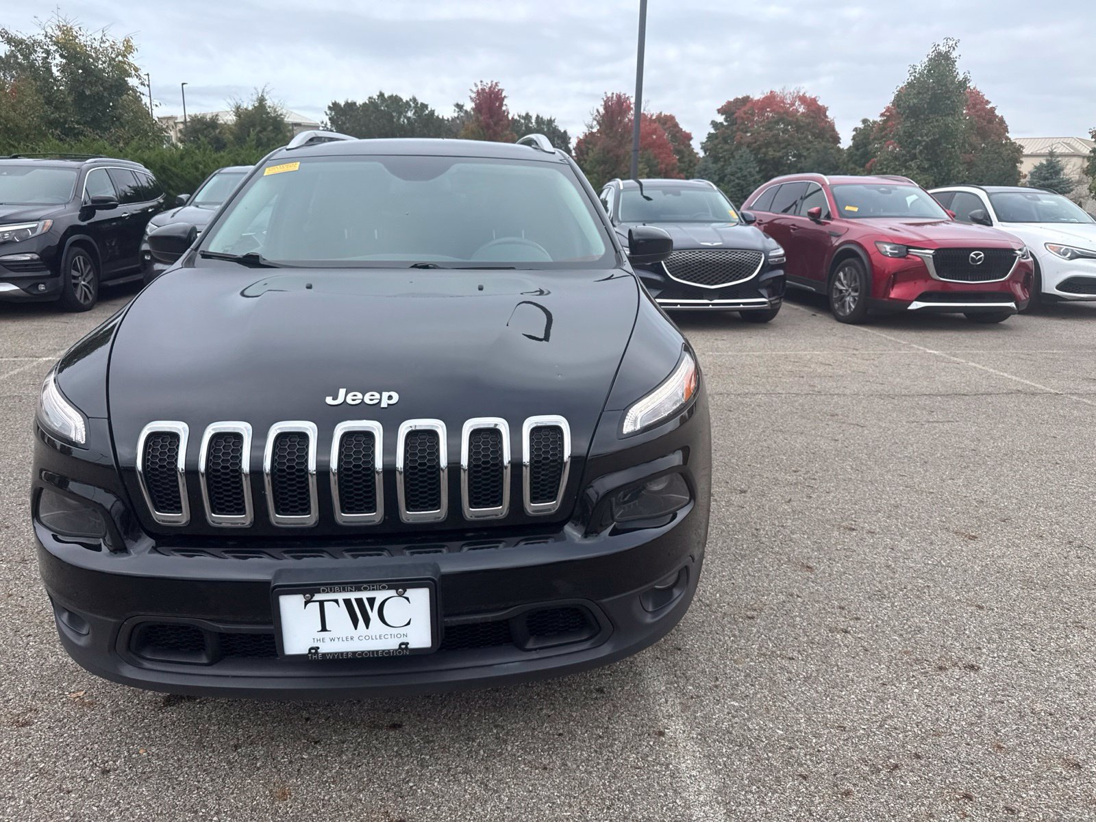 Used 2017 Jeep Cherokee Latitude w/ Cold Weather Group AWD/4WD image 2