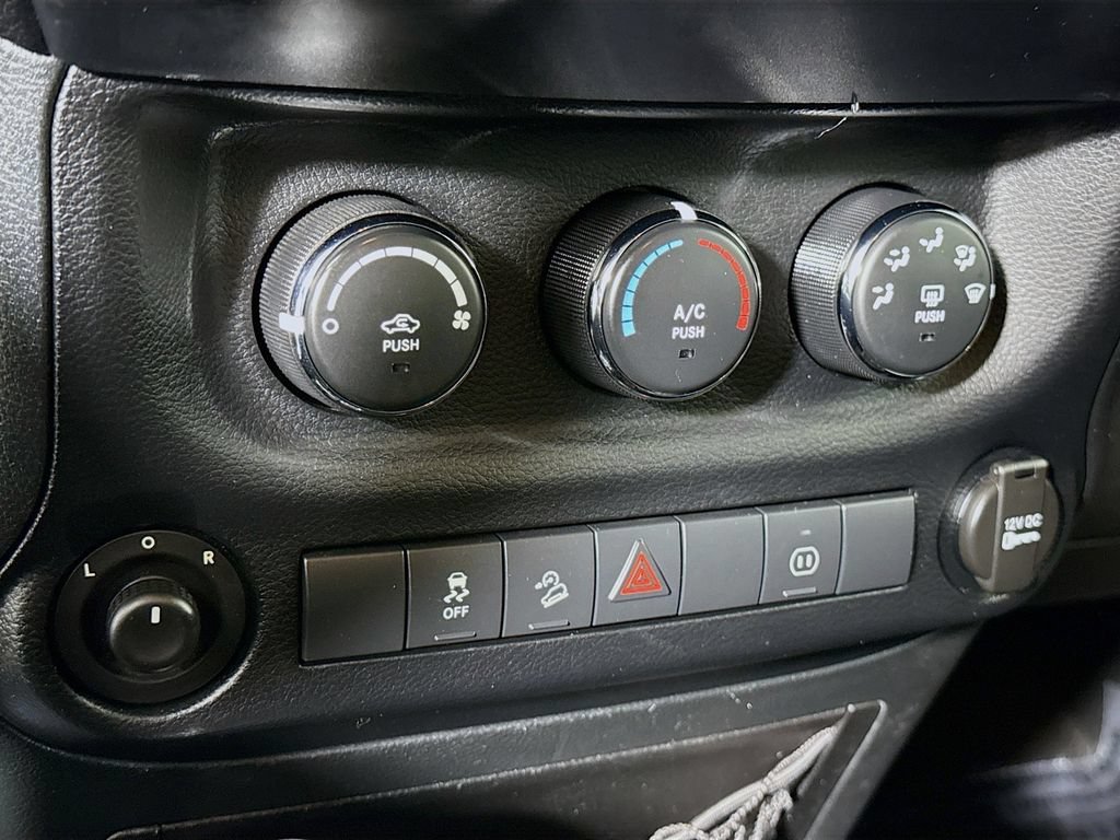 Used 2012 Jeep Wrangler Sahara w/ Connectivity Group AWD/4WD image 5