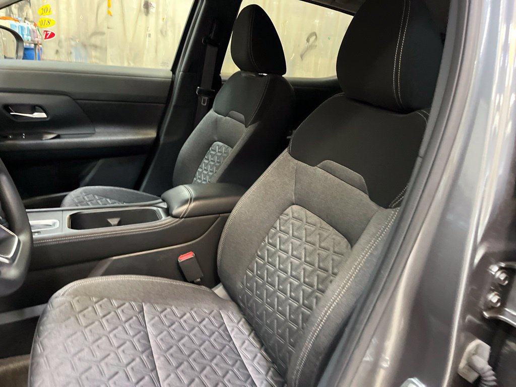 Used 2025 Nissan Kicks SV AWD/4WD image 14