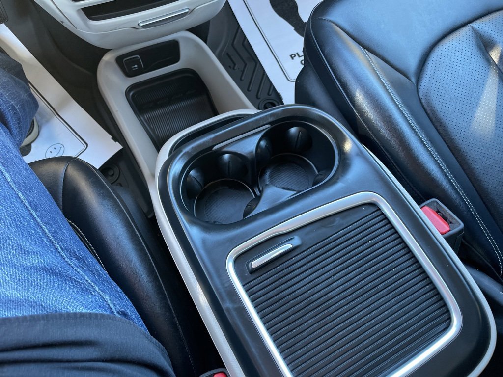 Used 2024 Chrysler Pacifica Touring-L image 9