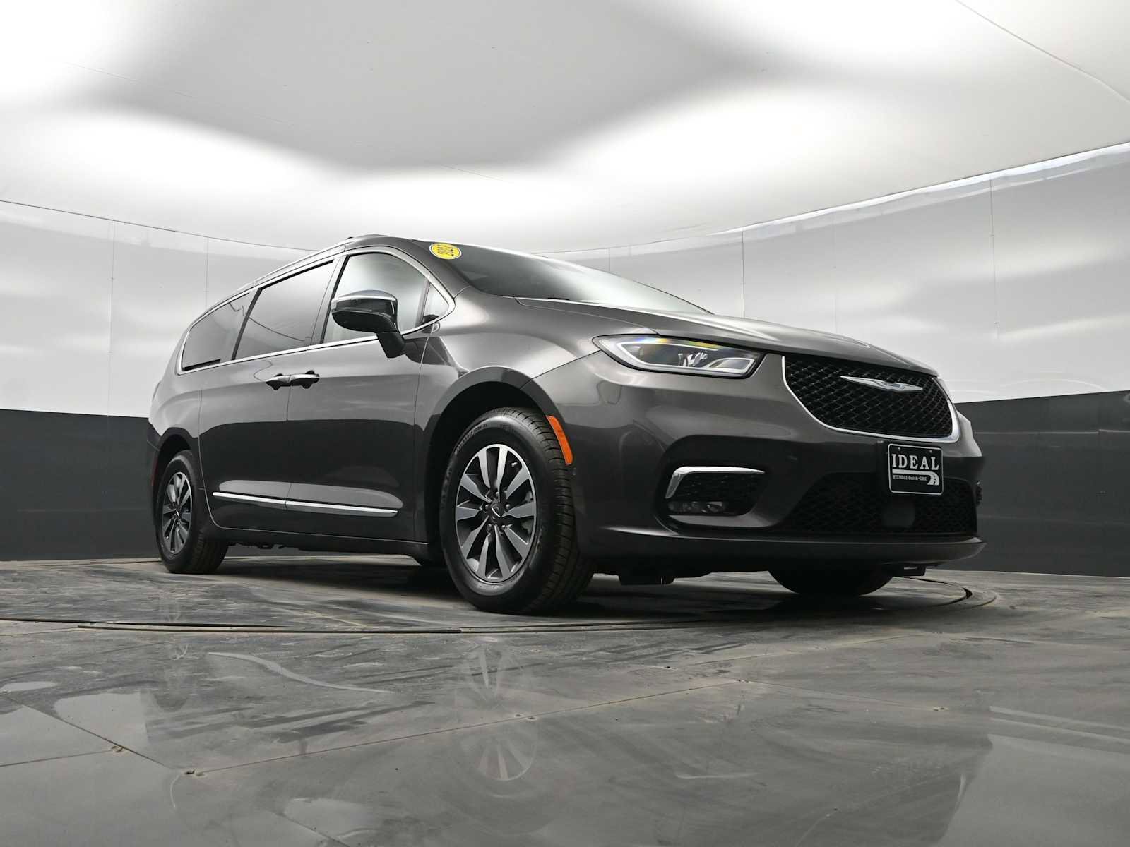 Used 2021 Chrysler Pacifica Limited w/ Uconnect Theater Family Group image 30