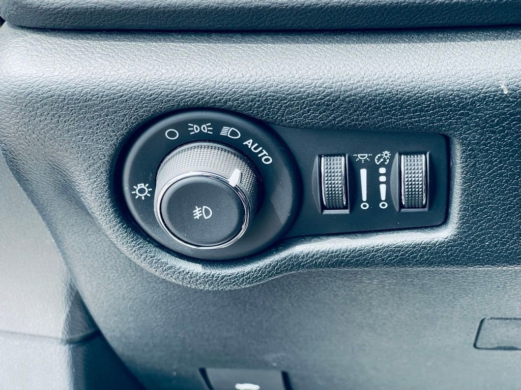Used 2026 Chrysler Pacifica Select FWD image 14