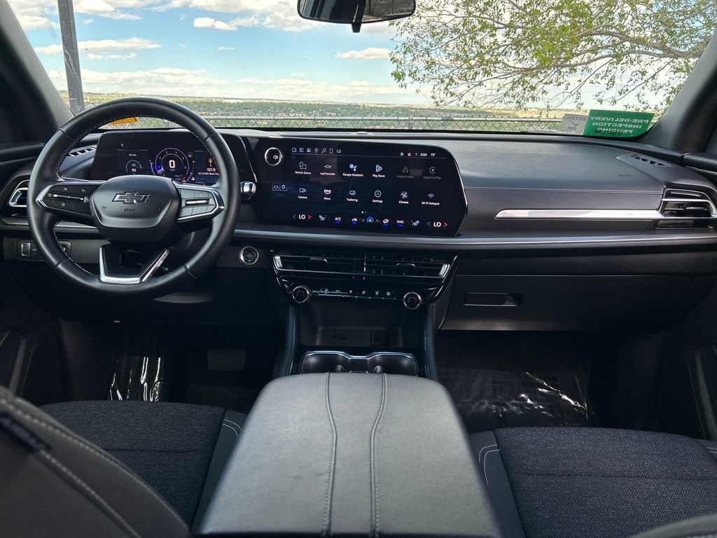 Used 2025 Chevrolet Traverse LT w/ Midnight/Sport Edition AWD/4WD image 7