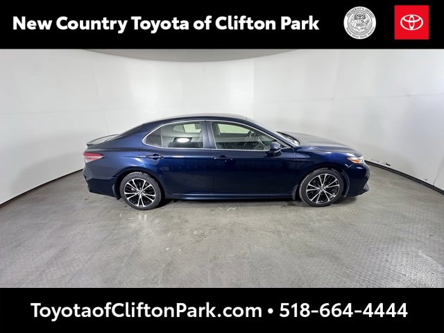 Used 2018 Toyota Camry SE image 2