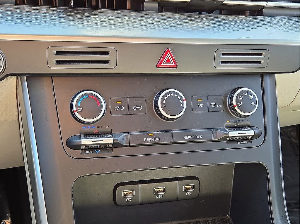 Used 2024 Kia Carnival LX image 27