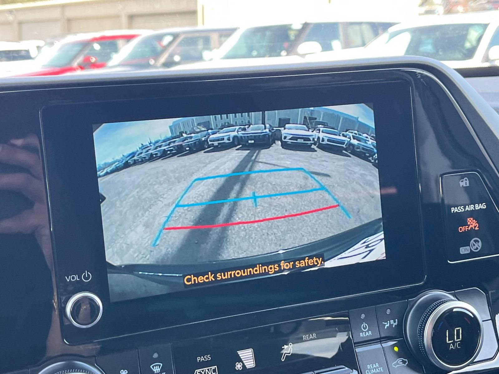 Used 2025 Toyota Highlander LE FWD image 27
