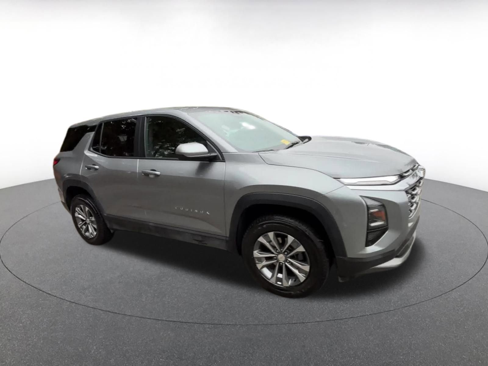 Used 2025 Chevrolet Equinox LT image 2