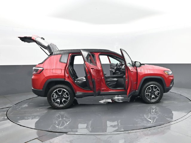 Used 2025 Jeep Compass Trailhawk AWD/4WD image 27