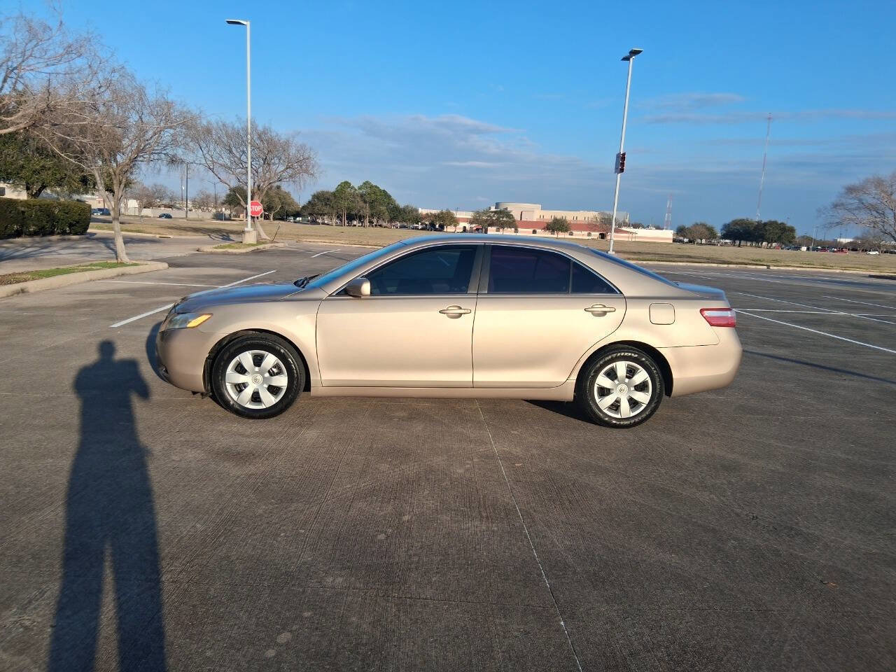 Used 2009 Toyota Camry LE FWD image 3
