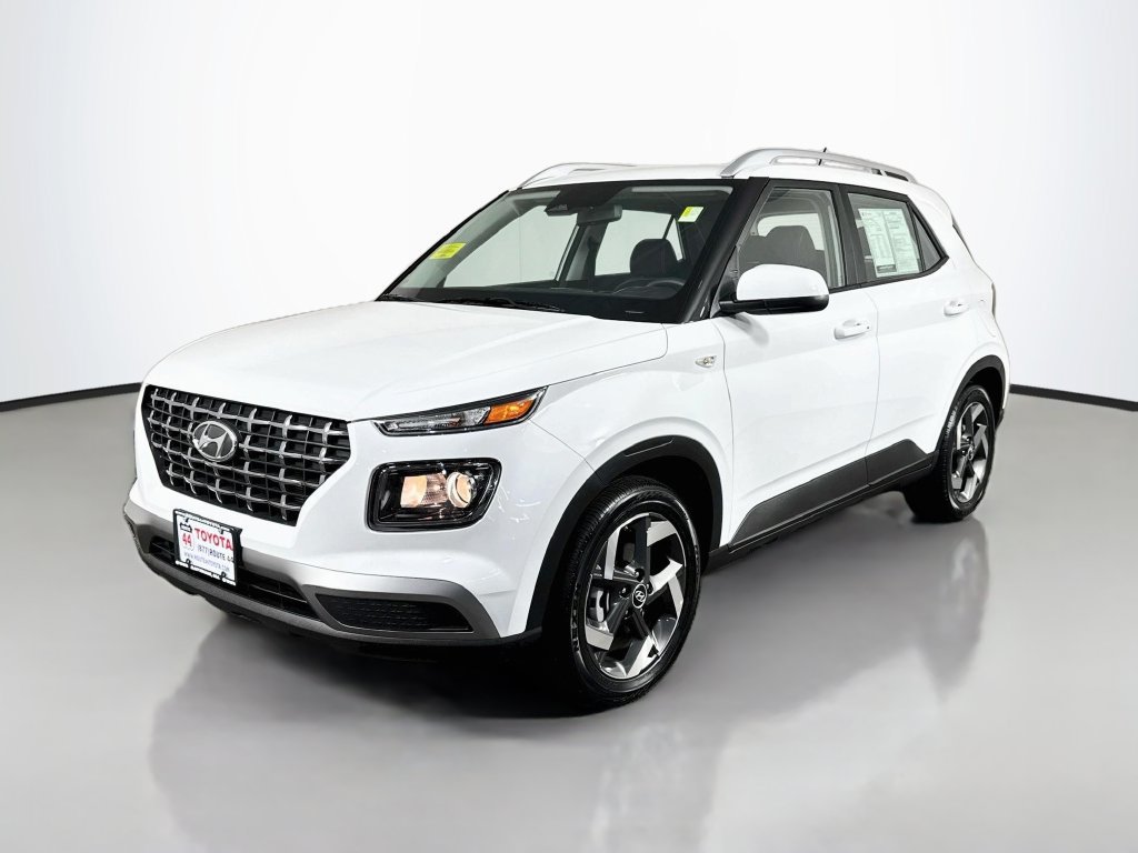 Used 2025 Hyundai Venue SEL FWD image 2