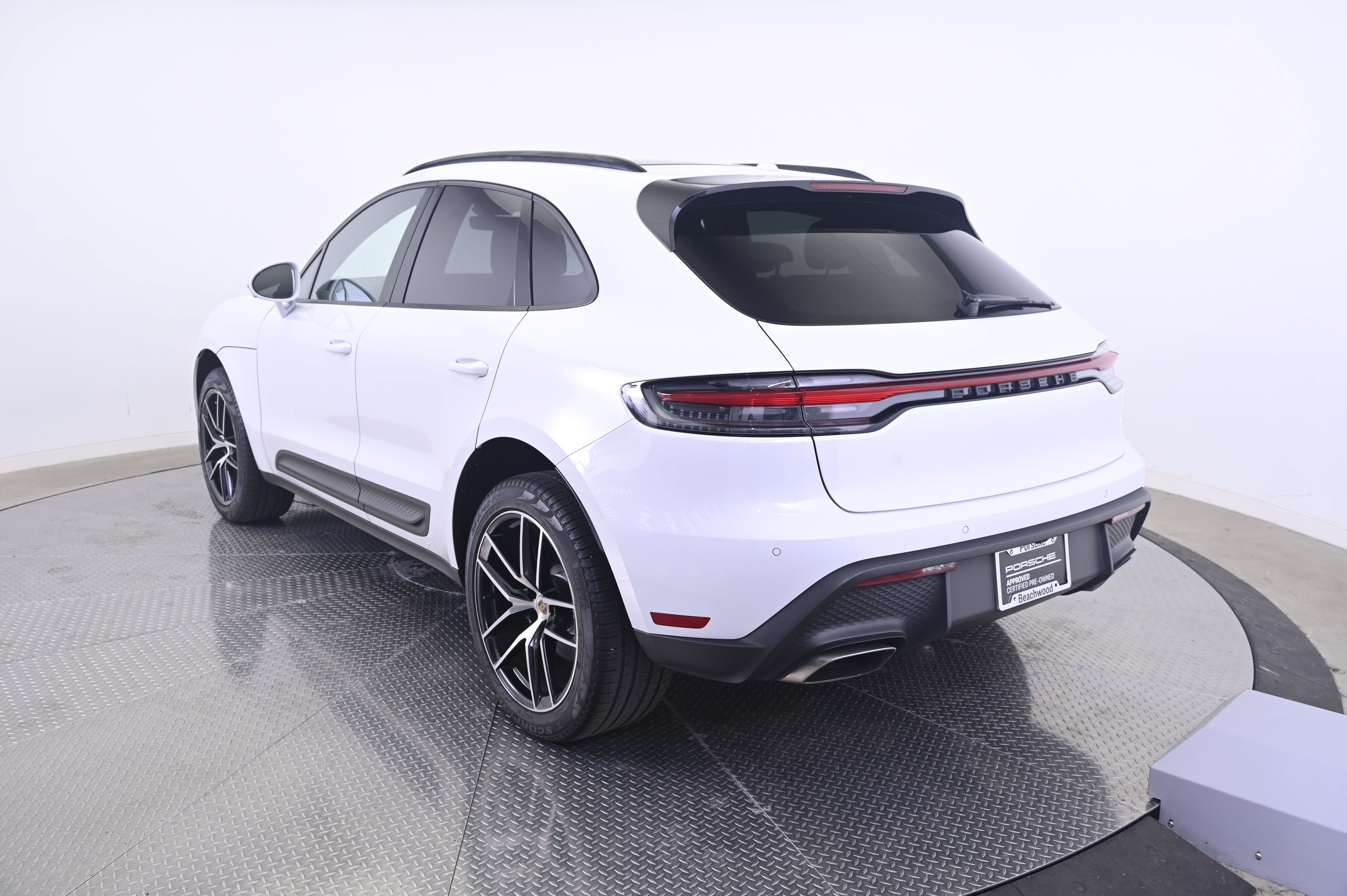 Certified 2022 Porsche Macan AWD/4WD image 3